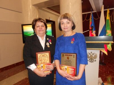 Главный врач ГБУЗ КО ОКОХБВЛ Т.А. Процив и заведующая отделением реабилитации Н.Ю. Помыткина. Наталья Юрьевна Помыткина получила звание "Человек года 2015" в номинации "Здравоохрание". Торжественный прием главы города Прокопьевска В.А. Гаранина