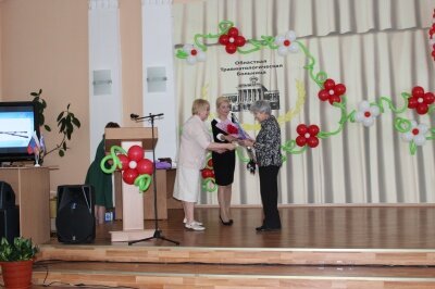 Председатель профсоюза Т.С. Авдонченко и председатель совета ветеранов ГБУЗ КО ОКОХБВЛ А.Ф. Козина. Анна Федоровна получает скандинавские палочки. День медицинского работника. 60 лет ГБУЗ КО ОКОХБВЛ.
