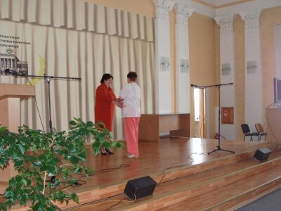 Главный врач Т.А. Процив награждает участниц конкурса "Горжусь своей профессией". Международный день медицинской сестры, 12.05.2015 г.