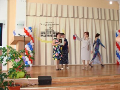 Заместитель Главы города по социальным вопросам Н.В. Маслова и начальник управления здравоохранения г. Прокопьевска Л.В. Вереина вручают главному врачу Т.А. Процив медаль, диплом и сертификат о присвоении ГБУЗ КО ОКОХБВЛ звания "Лучшее учреждение здравоох