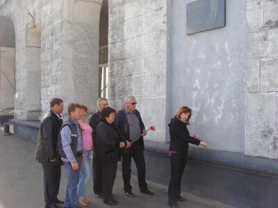 Возложение цветов к мемориальным доскам бывших руководителей учреждения Н.М. Водянову и К.Г. Ниренбургу 07.05.2015 г.