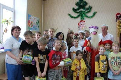 26.12.2014 года для детей детского травматолого-ортопедического отделения была проведена новогодняя елка. На фото главный врач Т.А. Процив, зав.отделением Ю.В.Сухомлинов и маленькие пациенты