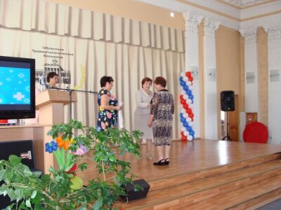Заместитель Главы города Прокопьевска по социальным вопросам Н.В. Маслова и главный врач Т.А. Процив вручают Почетную грамоту, денежную премию, книгу о г. Прокопьевске и набор шоколадных конфет зав. отделением лечебной физкультуры С.И. Робиной в честь 45-