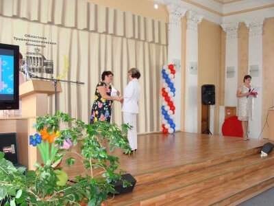 Зав. отделением Н.Ю. Помытника получает подарочный сертификат из рук главного врача Т.А. Процив за "Наивысшую позитивную оценку пациентов". Торжественное собрание в честь Дня Медицинского работника, 15.06.2016 г.