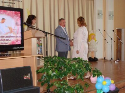 Вручение почетной грамоты Администрации города врачу отделения реабилитации Лазаревой С.В. советником главы города по социальной политике Туруновой О.А. в честь Дня Медицинского работника, 18.06.2015 г.